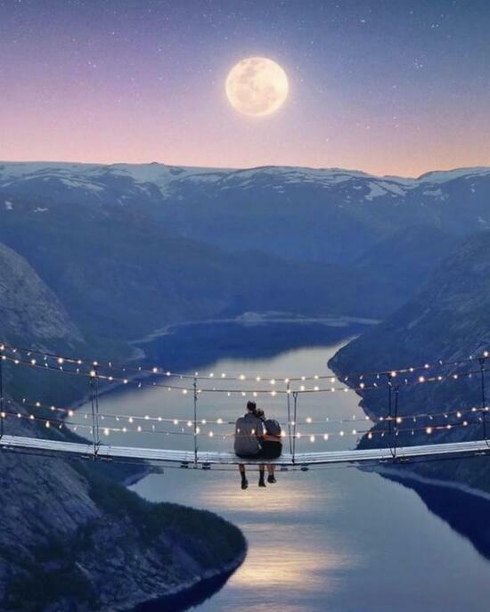 Алмазная мозаика 40x50 Влюбленная пара на подвесном мосту среди гор