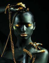 Без бренда «Девушка в черно-золотом макияже» в Тюмени в интернет-магазине  Без бренда «Девушка в черно-золотом макияже» в Тюмени